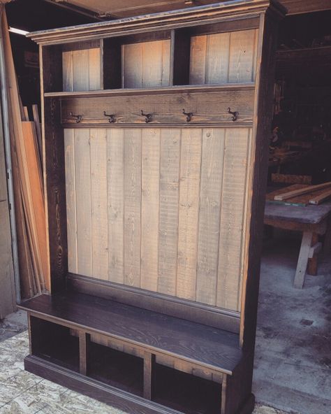 Rustic Industrial hall tree. #rustic #halltree #bench www.echopeakdesign.com Hallway Tree Bench, Rustic Hall Trees, Industrial Hall Tree, Mud Bench, Vermont Cabin, Cottage Entryway, Cabinet Construction, Farmhouse Mudroom, Hall Tree Bench