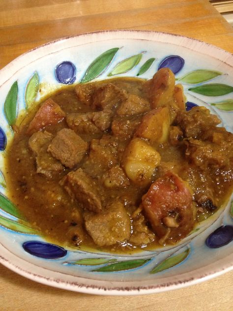 Green Chili Pork with Red Potatoes  (Chile Verde)   This cook uses a pressure cooker to speed through this recipe but I would do it slowly in a Dutch oven or even a crockpot.  Looks like a good recipe Mexican Pork Chili, Pork Verde, Chili Pork, Green Chili Pork, Green Chili Recipes, Pork Chili, Mexican Pork, Chili Verde, Chile Recipes