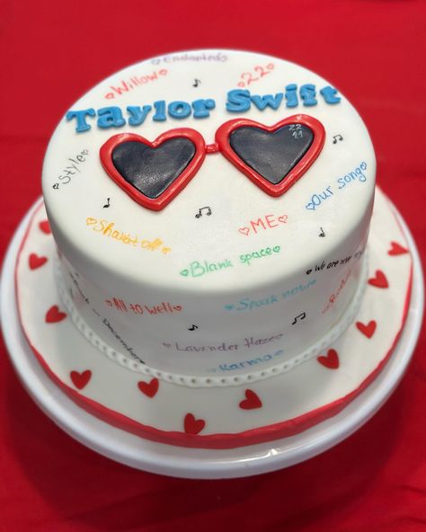 Cake Decorating Taylor Swift, Taylor Swift Cakes Ideas, Taylor Swift 22 Cake, Taylor Swift Birthday Cake Ideas, Taylor Swift Cake Ideas, Taylor Swift Cake Ideas Birthday, Taylor Swift Cakes, Taylor Swift Inspired Cake, Taylor Swift Birthday Cake