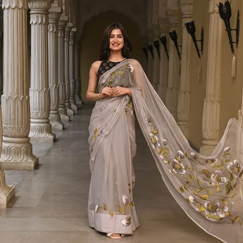 Saree Looks, Indian Dress Up, Sleeveless Blouse Designs, Chiffon Sarees, Floral Print Sarees, Design Saree, Traditional Blouse Designs, Blouse Design Images, Dress Book