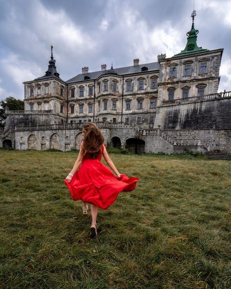 Castle Tour Outfit, Princess Castle Photoshoot, Castle Senior Pictures, Ballroom Photoshoot, Castle Photoshoot Ideas, Mansion Photoshoot, Castle Photoshoot, Cute Senior Pictures, Glamour Photo Shoot