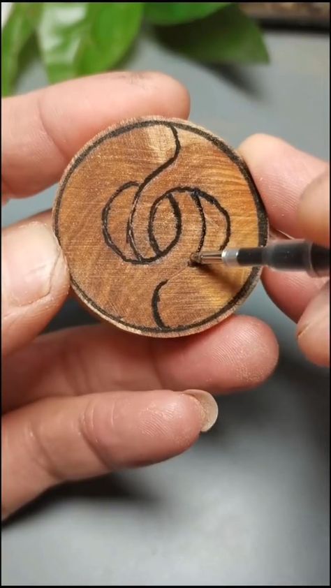 Daily ART 🖌’s Instagram video: “Amazing wood carving art😍🪵 Rate from 1-10✨ Follow us 👉@dailyart_viral👈 for more!🙌 . Via 2178127175 Doüyin” Wood Carving Art Sculpture, Wood Jewelry Diy, Dremel Crafts, Wood Art Diy, Wiccan Crafts, Simple Wood Carving, Dremel Carving, Wood Carving For Beginners, Wood Toys Plans