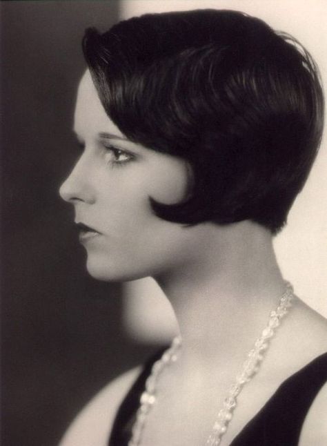 Louise Brooks 1920 Hairstyles, Style Année 20, 1920s Hair, Louise Brooks, Silent Film, Short Hair Cuts For Women, Classic Beauty, Hollywood Glamour, Vintage Hairstyles