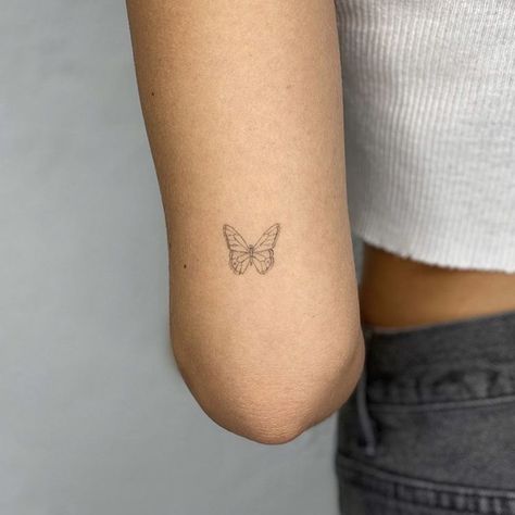 Tiny Detailed Butterfly Tattoo, Tiny Butterfly Tattoo, Art Tattoo Design, Simple Butterfly Tattoo, Inspo Tattoo, Tiny Tattoos For Women, Aesthetic Tattoos, Small Butterfly Tattoo, Hip Tattoos Women