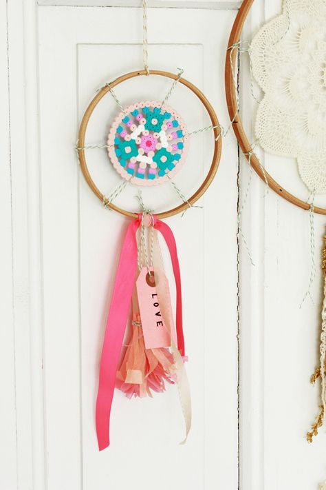 How to make your own dreamcatcher by 3 BY FRYD Astuces Diy, Attic Renovation, Attic Remodel, Iron Beads, Dream Catchers, Hama Beads, Perler Beads, Bead Crafts, Beading Patterns