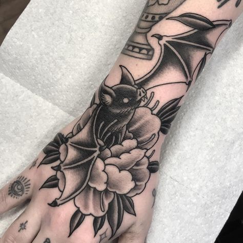 Spooky Hand Tattoos For Women, Bats Tattoo Design, Bat Tattoo, Scary Tattoos, Flash Sheet, Creepy Tattoos, Spooky Tattoos, Gothic Tattoo, Arm Sleeve Tattoos