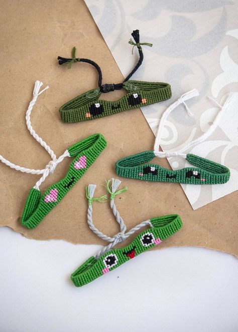 Diy Bracelets Video, Frog Love, Ankle Bracelets Diy, Frog Jewelry, Friendship Bracelet Patterns Easy, Cute Friendship Bracelets, Yarn Bracelets, Bff Gifts Diy, Handmade Friendship Bracelets