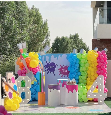 Crayons Theme Birthday Party, Paint Party Balloon Arch, Art Theme Balloon Decor, Paint Party Backdrop Ideas, Paint Themed Birthday Party Decor, Crayon Theme Birthday Party, Art Party Ideas For Kids, Art Themed Birthday Party Ideas, Art Birthday Party Decorations