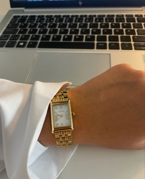 Popular Watches For Women, Watch Inspo Women, Old Money Watches Women, Watch Women's Classy, Elegant Watches Women, Vintage Gold Watch, Pretty Watches, Estilo Hijab, Classy Watch