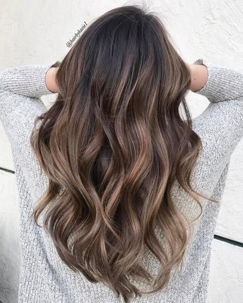 Blended Brown Highlights, Natural Brown Highlights Brunettes, Soft Brunette Balayage Natural, Soft Highlights For Brown Hair Natural, Natural Ombre Hair Brunette, Soft Bayalage Brunette, Balliage Hair Brunettes, Soft Balayage Brown, Natural Bayalage Brunette