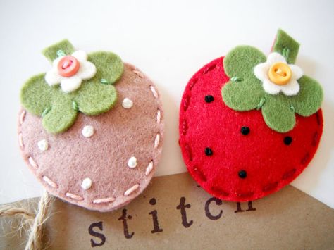 Felt hair clip Strawberry by Miki by MikiStitch on Etsy, $5.00 Bros Flanel, Embroidery Hair Clips, Felt Strawberry, Embroidery Hair, Deco Fruit, Felt Hair Accessories, Felt Hair Clips, Felt Jewelry, Felt Food