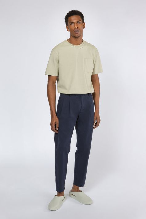 Pleated Trousers Outfit, Trousers Outfit Men, Mens Pleated Pants, Navy Pants Men, Loose Pants Outfit, High Waisted Pants Outfit, La Outfits, Pants Outfit Men