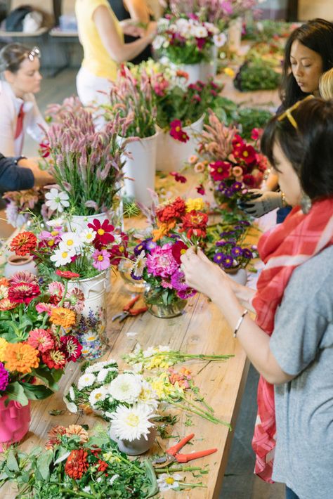 Farmers Market Flowers, Flower Shop Interiors, Flowers Last Longer, Growing Cut Flowers, Stand Flower, Cut Flower Garden, Flower Party, Farm Stand, Flower Names