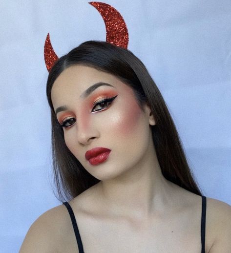 Simple Devil Makeup Halloween, Simple Devil Makeup, Simple Halloween Makeup Ideas, Devil Makeup Halloween, Simple Halloween Makeup, Devil Makeup, Devil Aesthetic, Devil Halloween, Halloween Makeup Ideas