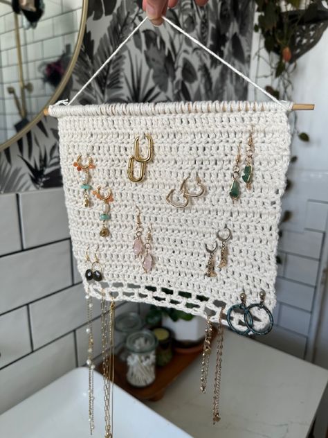 Jewelry Hanging Organizer, Displaying Crochet Items, Crochet Wall Jewelry Holder, Crochet Earring Display, Jewellery Hanger Crochet, Crochet Jewelry Hanger Pattern, Earing Holder Crochet, Crochet Things For Bedroom, Crochet Earring Organizer