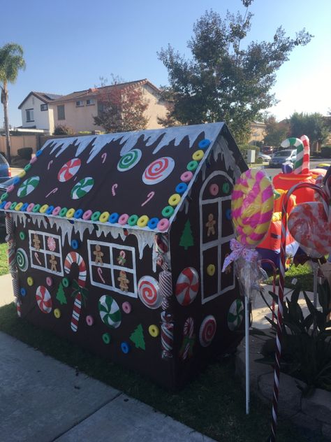 Gingerbread Trunk Or Treat, Outdoor Gingerbread House, Christmas Shows, Christmas Parade, Treat Ideas, Trunk Or Treat, School Bus, Happy Christmas, Life Size