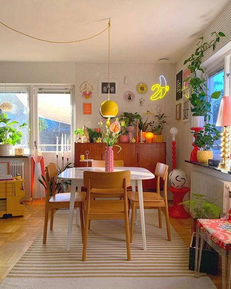 Swedish Homes, Retro Style Kitchen, Colorful Apartment, Deco Studio, Deco Retro, Kids Room Wallpaper, Home Decor Living Room, Apartment Decor Inspiration, Style Deco