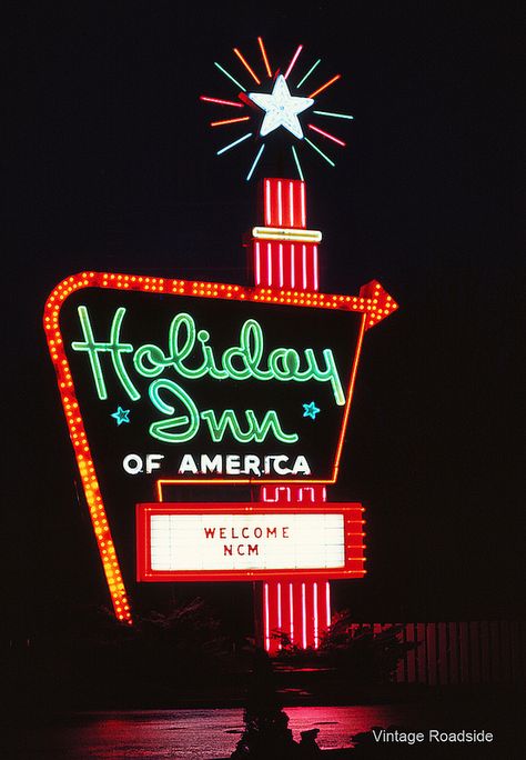 Holiday Inn Great Sign - 1972 | A vintage 35mm slide from ou… | Flickr Roadside Signs, America Sign, Disney World Pictures, Childhood Memories 70s, Vintage Neon Signs, Retro Sign, Atomic Age, Classic Holiday, Holiday Inn