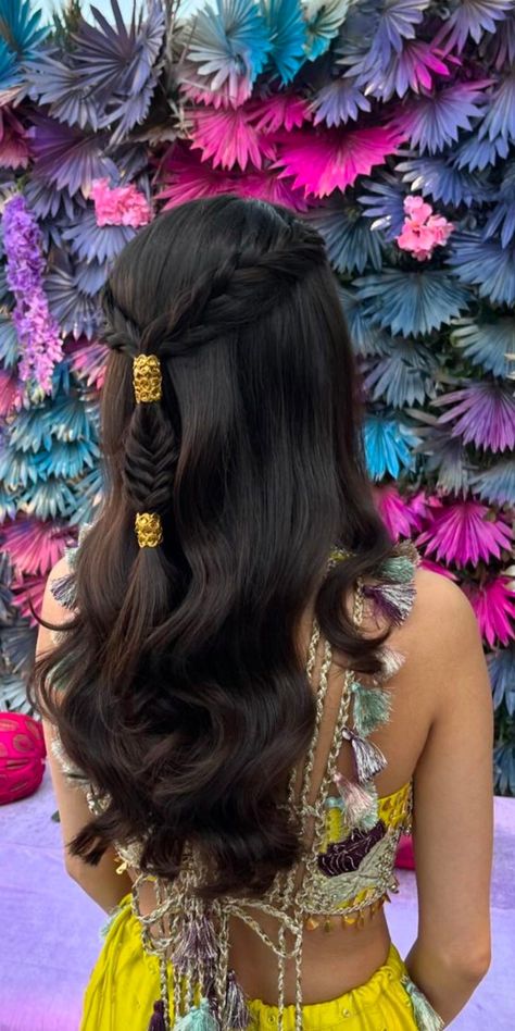 Mehendi Night Hairstyle, Traditional Long Hairstyles, Diwali Hairstyles Indian Long Hair, Haldi Ceremony Hairstyle For Bride, Navratri Hairstyles Bun, Khajuri Choti Hairstyle, Navaratri Hairstyle, Hairstyle For Haldi Function, Navratri Hairstyles Indian