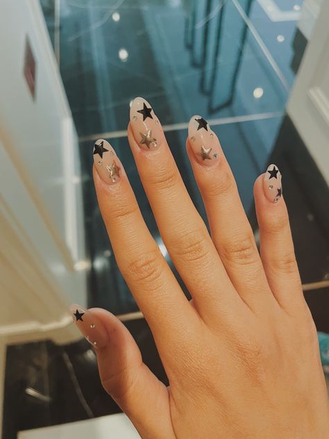 Black Silver Star Nails, Star Theme Nails, Stargirl Nails Short, Yk2 Nails Stars, Lana Del Rey Nails Inspiration, Rockstar Girlfriend Nails, Stargirl Lana Del Rey, Rockstar Gf Nails, Silver Star Nails