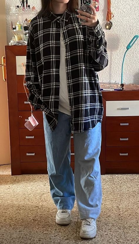 Tomboy Shirt Outfit, 90s Fashion Tomboy, Tomboy Fashion Formal, 90s Men Outfits, Cute Flannel Outfits, Tomboyish Outfits, Tomboy Shirts, Pinterest Fits, Baggy Outfit Ideas