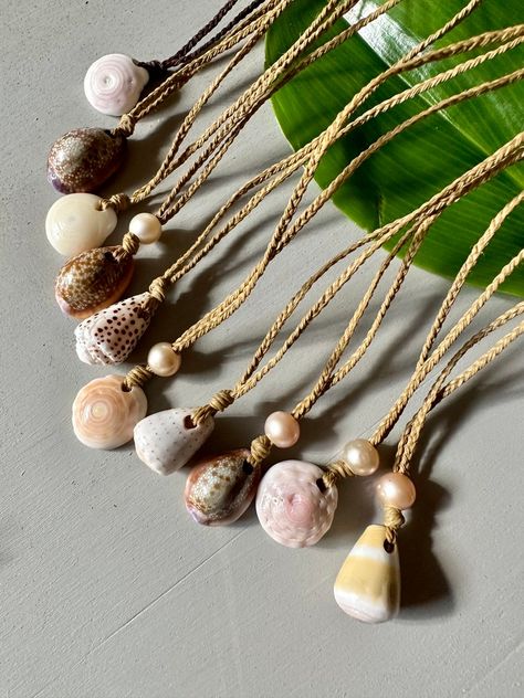 Keiki Braided Shell Necklace - Etsy Diy Seashell Necklace, Shells Jewellery, Seashell Necklace Diy, Jewelry Mood Board, Cowrie Shell Jewelry, Beach Stones Jewelry, Puka Shell Necklace, Diy Collier, Sea Jewelry