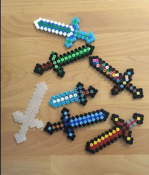 Hama Beads Patterns Minecraft, Minecraft Fuse Beads, Minecraft Hama Beads Pattern, Pyssla Minecraft, Perler Beads Minecraft, Hama Minecraft, Minecraft Flowers, Minecraft Beads, Mini Hama Beads