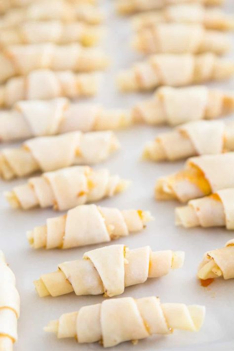 Apricot Walnut Rugelach (VIDEO) Kolachy Cookies, Kolachi Recipe, Jewish Cookies, Rugelach Cookies, Rugelach Recipe, Christmas Roses, Apricot Recipes, Nut Rolls, Pane Dolce