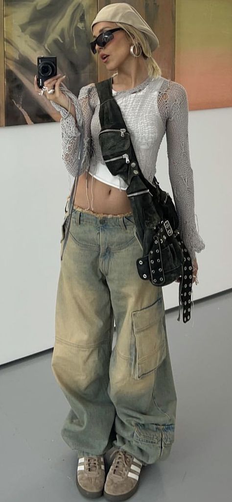 Street Wear Fall 2023, Autumn Stroll Outfit, September 2023 Fashion, Berlin Style Outfit, Grungy Street Wear, Summer Berlin Outfit, Urban Grunge Outfits, Berlin Style Summer, Y2k Urban Fashion