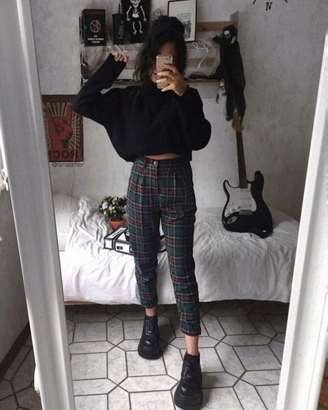 8c01a75941549a705cf7275e41b21f0ddesc43285948ri Bustier Outfit, Pakaian Hipster, Moda Grunge, High Wasted Jeans, Millennials Fashion, Tokyo Street Fashion, Fashion 90s, Mode Boho, Grunge Look