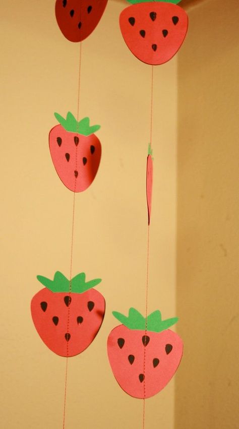 Strawberry Garland, Strawberry Crafts, Berry 1st Birthday, Deco Fruit, Strawberry Shortcake Birthday, Strawberry Festival, Strawberry Shortcake Party, Paper Party Decorations, Fruit Birthday