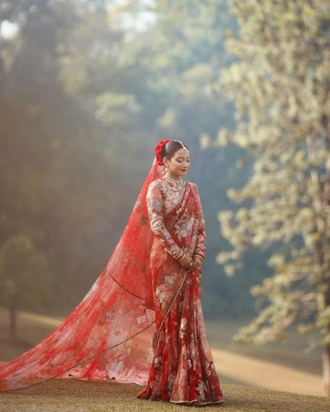 Nepali Bridal Look, Indian Bride Saree Wedding, Sabyasachi Red Saree, Bridal Saree With Veil, Indian Wedding Saree For Bride, Nepali Wedding Dress, Nepali Bride, Plus Size Wedding Outfits, Nepali Wedding