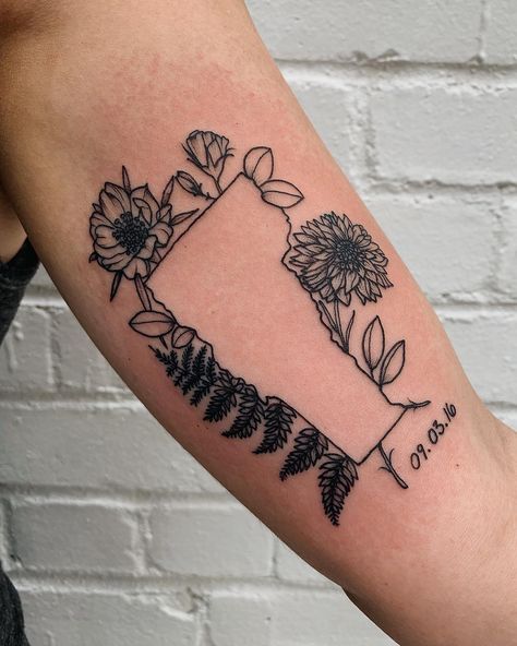 Hannah 🍌 on Instagram: “The outline of Vermont (where she got married) with a cafe au lait dahlia, lisianthus, scabiosa & wood fern around the outside. These were…” Vermont Tattoo Ideas, Vermont Tattoo, Wood Fern, Farm Stand, Nature Tattoos, New Tattoos, Vermont, I Tattoo, Dahlia