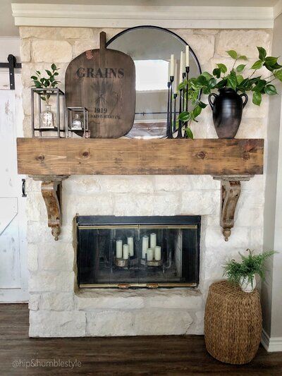 French Country Fireplace, White Homes, Rustic Mantle, Farmhouse Fireplace Decor, Country Fireplace, Pretty Homes, Rustic Mantel, Fireplace Mantle Decor, Homemade Wreaths