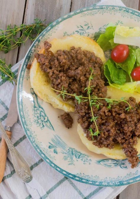 Quick and Easy French Onion Burger. A quick fix meal that sure to be a family favorite. Everything you love about French Onion Soup is in this quick and easy Sloppy Joe style burger. #burger #beef #sandwich French Onion Burgers, French Onion Burger, Sloppy Joe Burger, Onion Burgers, Gooseberry Patch Cookbooks, Sloppy Joes Easy, Mini Hamburgers, Onion Burger, Florida Food