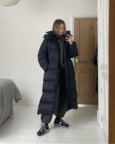 Long Padded Coat Outfit, Long Down Jacket Outfit, Long Puffer Jacket Outfit Street Style, Snowy Outfits Winter, Extreme Cold Weather Outfits, Long Parka Outfit, Long Puffer Outfit, Belgium Outfits, Snowy Winter Outfits