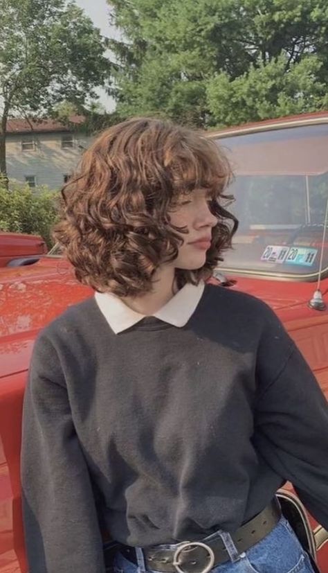 Curly Hair Layered Bob, Middle Length Curly Hair, 2c Hair Short, Curly Short Hair Aesthetic, Short Wavy Hairstyles For Women Messy, Short Haircut Ideas For Curly Hair, Short Loose Curly Hair, Shorter Curly Haircuts, Short Grunge Hair Curly