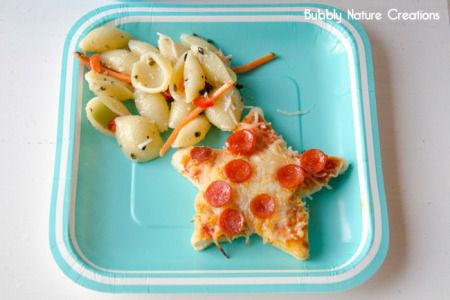 Star fish pizza for Under the Sea party Seashell Salad, Aquaman Birthday, Aquaman Party, Disney Meals, Vegan Quesadilla, Mermaid Party Food, Nemo Party, Mermaid Ideas, Sea Party Ideas