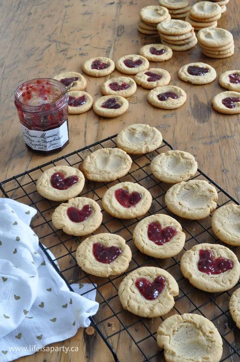 Peanut Butter Thumbprint Cookies: these peanut butter cookies have heart shaped thumbprint centres that are filled with jam or jelly. Heart Thumbprint Cookies, Butter Thumbprint Cookies, Peanut Blossom Cookies, Peanut Butter Thumbprint Cookies, Cookies Heart, Cookie Drawing, Peanut Blossoms, Peanut Butter Blossom Cookies, Classic Peanut Butter Cookies