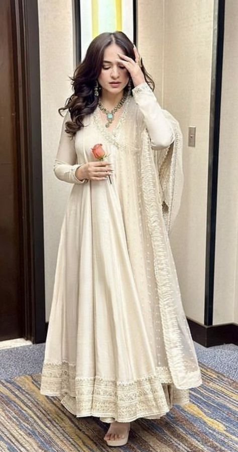 Wedding Simple Dress Pakistani, Amrela Dress Kurti, White Churidar Designs, Angrakha Style Kurti Pakistani, Plain Suit Ideas, Simple Anarkali Dress, White Kameez, White Indian Dress, Off White Anarkali