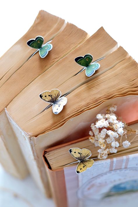 DIY 3D Butterfly Bookmarks - Dreams Factory Diy Bible Bookmarks, Clips Decorados, Bookmarks Diy, Free Printable Bookmarks, Handmade Bookmarks Diy, Penanda Buku, Bookmarks For Books, Creative Bookmarks, Bookmark Craft