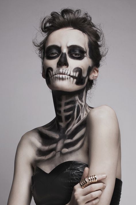 12 Fantastic Halloween Makeup Transformations Pirate Makeup, Halloween Costumes Women Scary, Maquillage Halloween Simple, Halloween Make-up Looks, Creepy Makeup, Skeleton Makeup, Cool Halloween Makeup, Halloween Makeup Scary, Halloween Makeup Easy