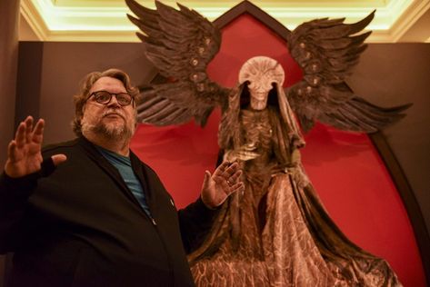 Guillermo del Toro y sus monstruos, por Leonardo García Tsao | Ciudad Olinka A Muse, Muse, Lion Sculpture, Statue, Sculpture, Art