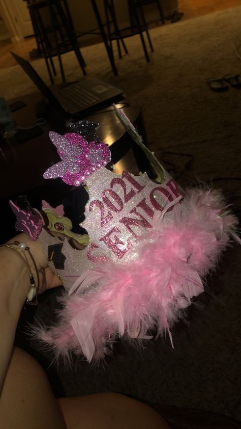 Senior Crown Ideas Pink, Pink Senior Crowns, Senior Crown Ideas 2023, Senior Year Crowns, Senior Crown Ideas Black, Senior Crown Ideas Diy High Schools, Senior Crown, Senior Crown Ideas, High School Hairstyles