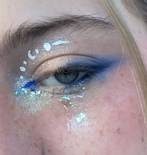 Moon Aesthetic Makeup, Butterflies Makeup, Moon Eyeliner, Smudgy Eyeliner, Celestial Makeup, Stella Makeup, Moon Makeup, Hippie Makeup, Slay Makeup