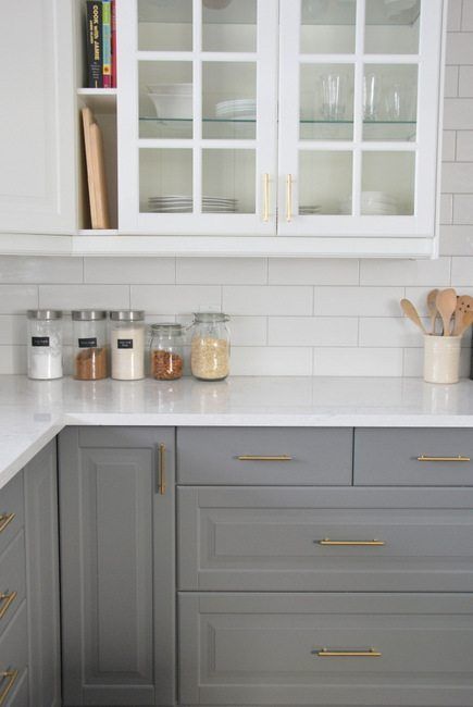 This is a lovely grey and white kitchen... Grey cabinets, white subway tile! #SubwayTile #Grey #Kitchen #KitchenDecor #KitchenDesign Dapur Ikea, Kitchen Narrow, Kitchen Tiny, Kitchen Ikea, White Subway Tile Backsplash, Painted Kitchen Cabinets Colors, Gray And White Kitchen, Narrow Kitchen, Kabinet Dapur