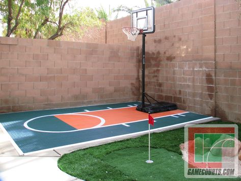 Mini Basketball Court Backyard, Small Basketball Court Backyard, Small Backyard Basketball Court Ideas, Home Basketball Court Outdoor, Small Basketball Court, Mini Basketball Court, Backyard Basketball Court, Mini Backyard, Patio Chico