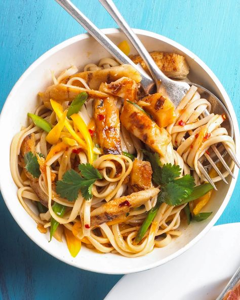 Sesame-Chicken-Noodles-R113806 Chicken And Noodles, Noodles Chicken, Resep Pasta, Stir Fry Recipes Chicken, Chicken Noodles, Favorite Recipes Chicken, Diner Recept, Sesame Chicken, Easy Pasta Recipes