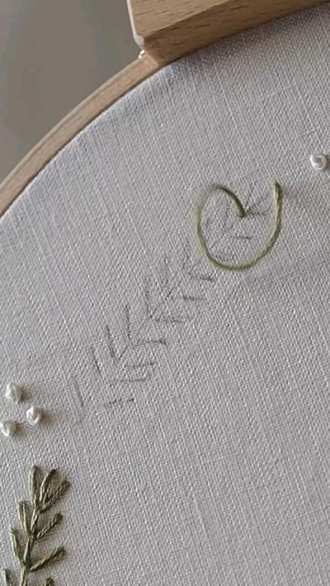 Pola Macrame, Embroidery Stitches Beginner, Basic Hand Embroidery Stitches, Simple Hand Embroidery Patterns, Embroidery Lessons, Diy Embroidery Designs, Hand Embroidery Videos, Diy Embroidery Patterns, Basic Embroidery Stitches