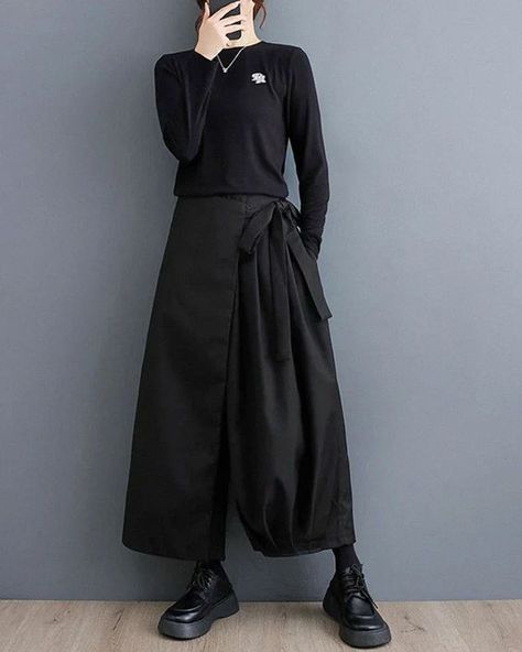 The size is right. the quality is good. arrived very quickly. I recommend ordering to everyone!! Hakama Outfit, Modern Japanese Fashion, Minimalist Winter Outfit, Japanese Elements, Traditional Japanese Design, Japanese Fashion Women, Japanese Pants, Formal Attire For Men, Hakama Pants